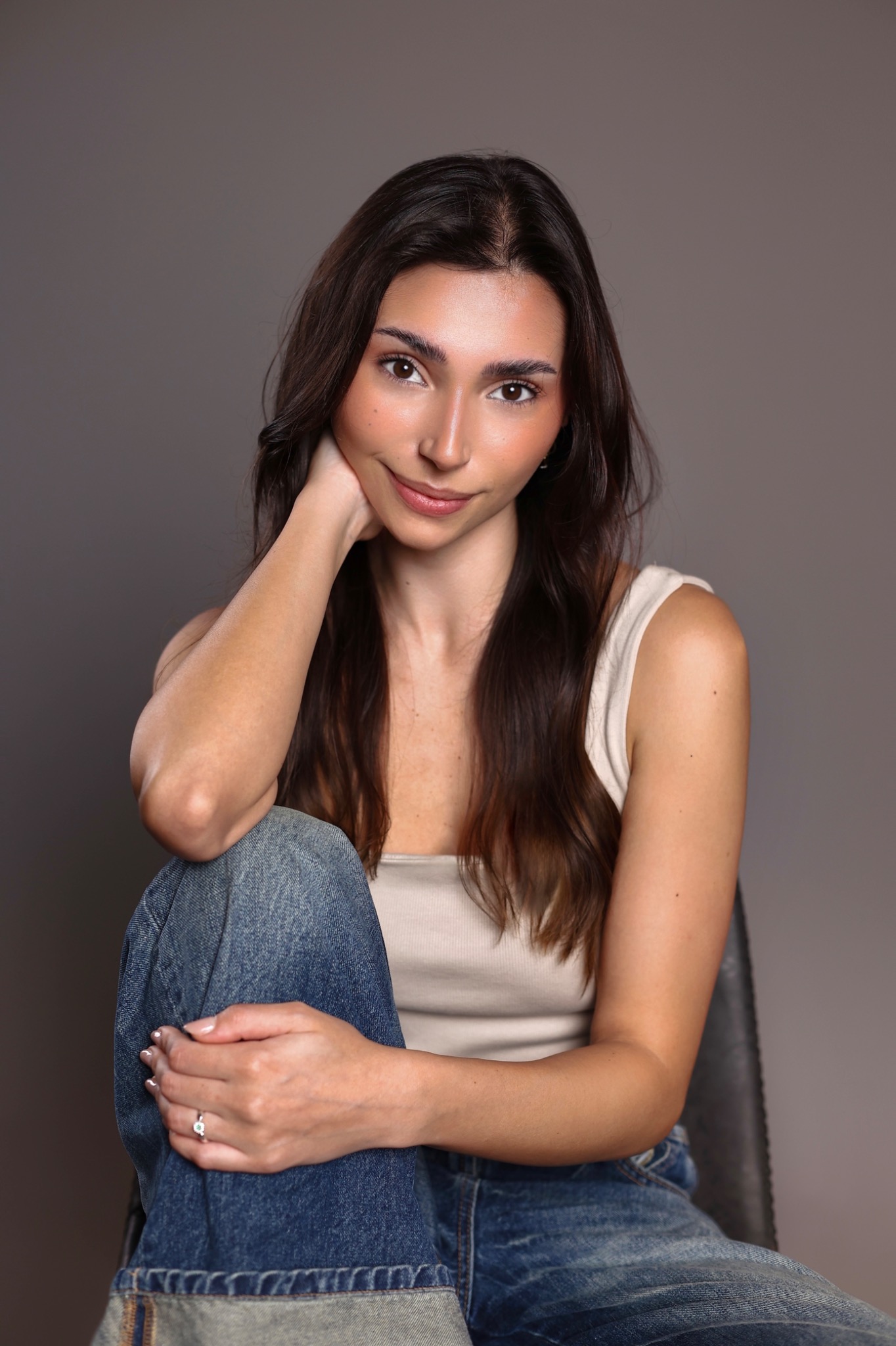 Larissa Matos em retrato pessoal, sorrindo para a câmera